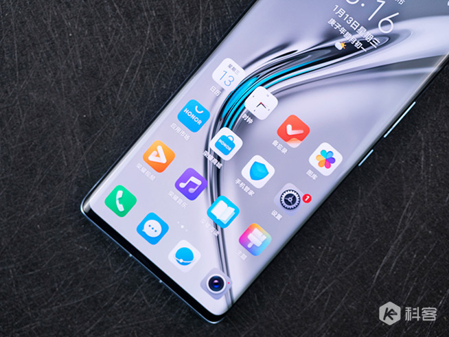 榮耀V40上手圖賞：屏幕有驚喜，先鋒設計氣宇不凡