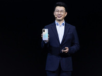 榮耀V40輕奢版發(fā)布：2999元起，支持66W超級(jí)快充