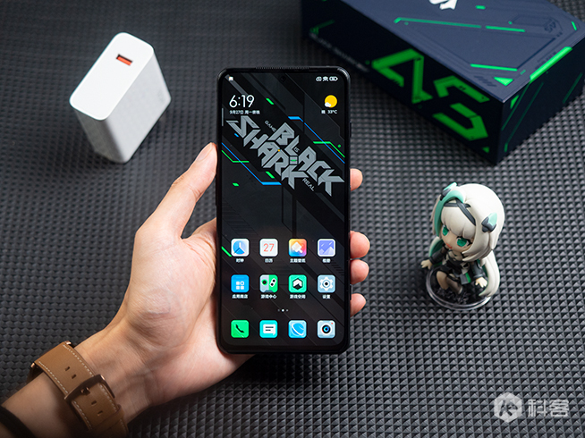 黑鯊4S上手體驗：驍龍870發(fā)揮穩(wěn)定！自由高達定制配件很用心