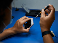 蘋(píng)果推出自助維修計(jì)劃：iPhone 12/13嘗鮮！原裝零件自己動(dòng)手修