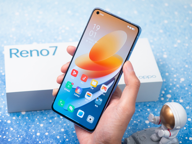 OPPO Reno7 Pro上手體驗(yàn)：前后拍攝都了得！爆款秘訣全靠設(shè)計(jì)？