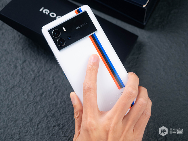 iQOO 9上手體驗：著重溫控發(fā)揮穩(wěn)如馬！120Hz直屏游戲體驗真舒爽