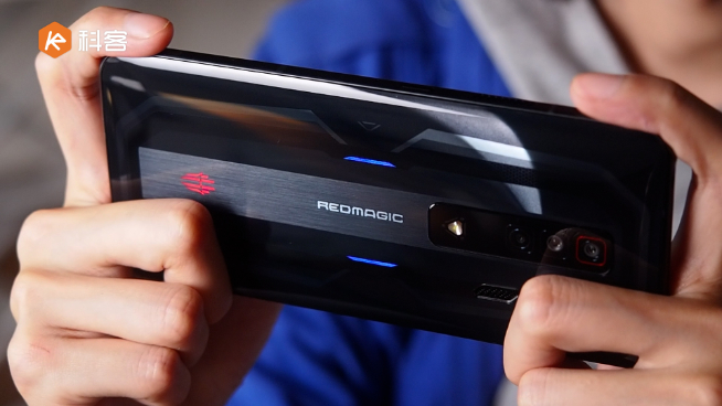 紅魔7游戲手機開箱：「原神」?jié)M幀暢玩很夸張！風(fēng)冷散熱馴龍出色不燙手