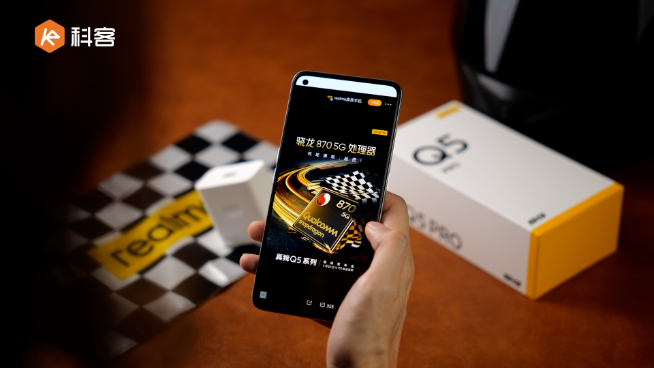 ?真我Q5 Pro上手體驗：棋盤格新設(shè)計老味道！千元80W閃充夠不夠香？