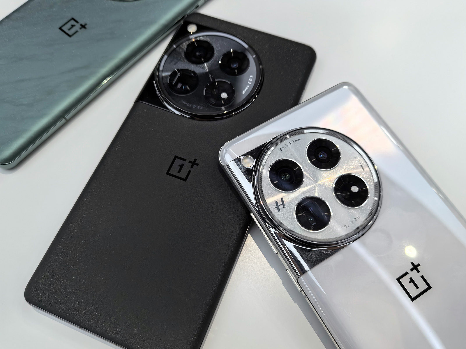 一加12上手體驗(yàn)：綠色比白色好看，堆料足卻厚重