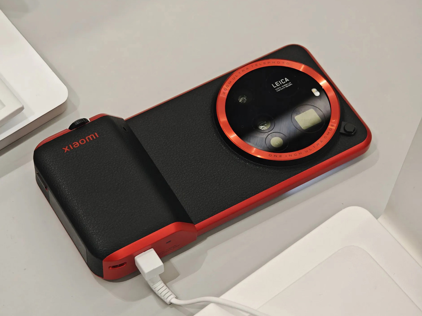 多重驚喜！小米SU7 Ultra發(fā)售2小時大定破萬，15 Ultra爭氣