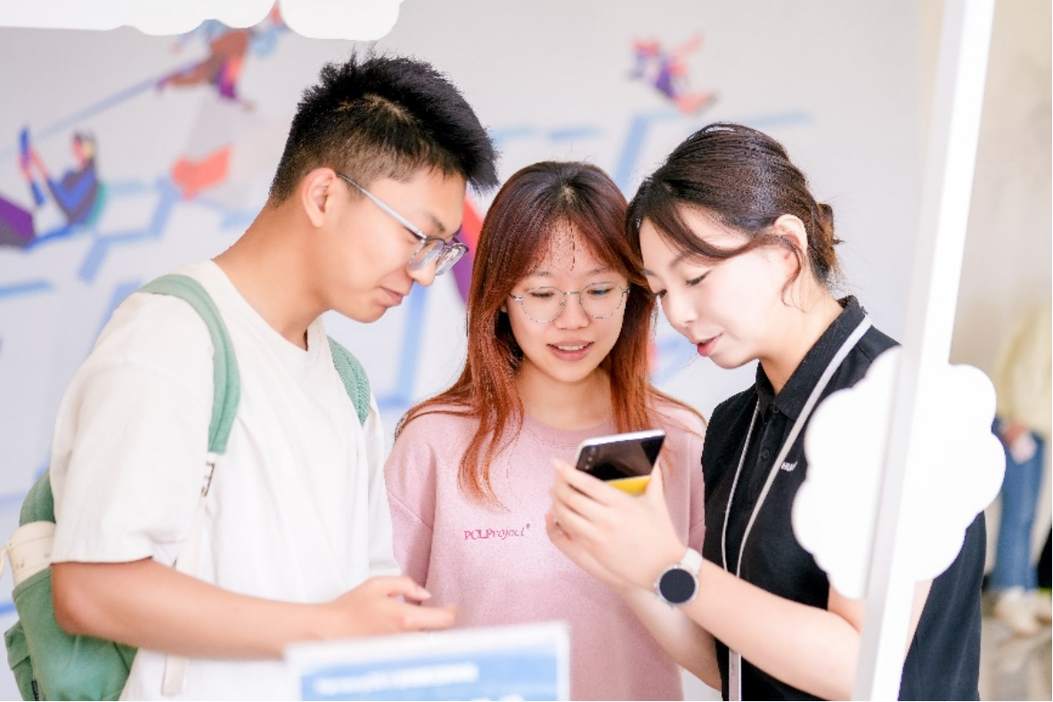 華為終端CEO何剛回母校西電 開講鴻蒙校園公開課