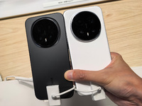 榮耀Magic8 Pro翻車？旗艦機(jī)近拍發(fā)虛，客服稱“物理特性”