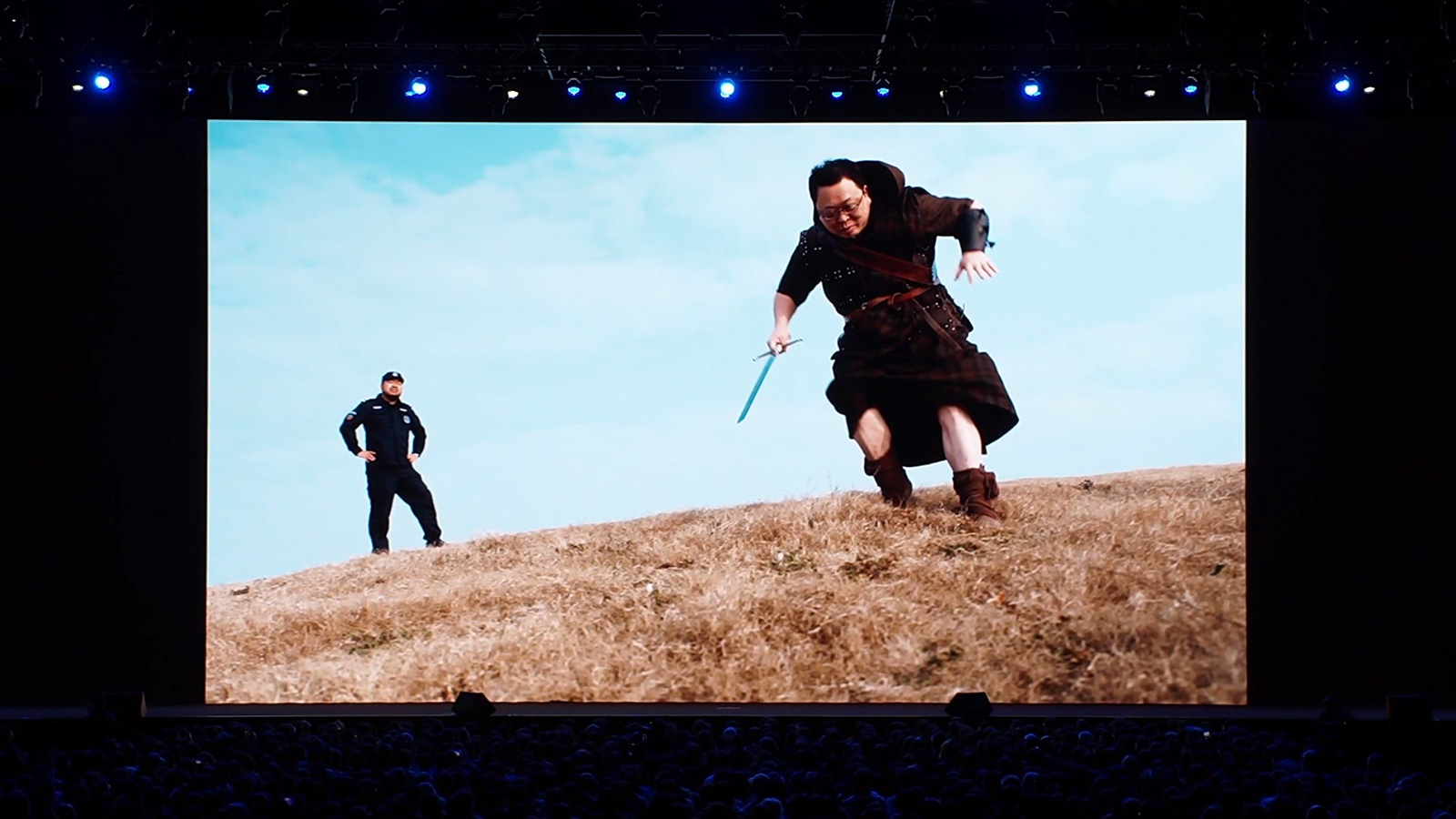 調侃遙遙領先吐槽游戲皮膚，羅永浩科技春晚變味了？網紅老羅帶貨很拼